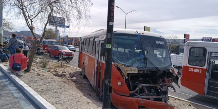 Camión se queda sin frenos y causa carambola en Hermosillo