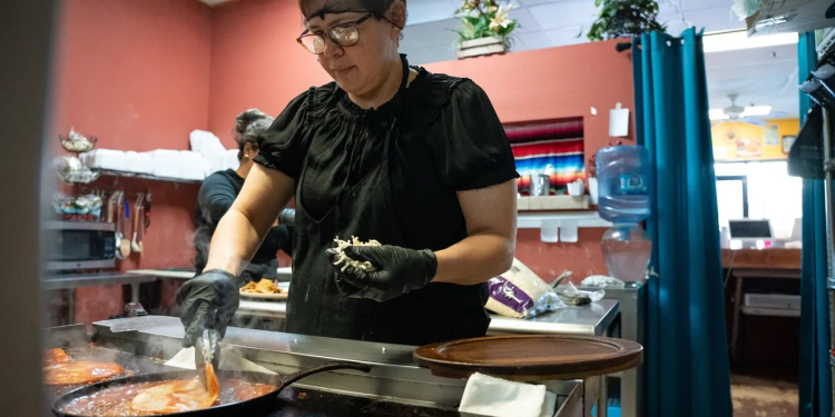 De trabajador de fábrica a restaurador, nativo de Sonora ofrece el sabor de su hogar en Mi Nietos
