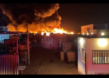 Incendio consume esta noche empresa recicladora de cartón en el Puerto de Guaymas