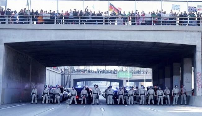 Manifestantes bloquean la circulación en autopista de Los Ángeles para exigir fin a deportaciones