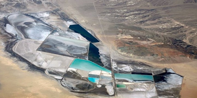 Diseñan método más limpio de extraer litio, el mineral clave de las baterías