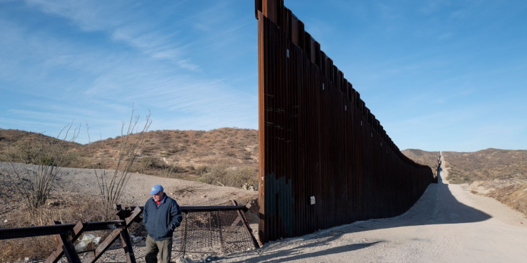 “Lucharemos”: Trabajadores humanitarios temen que el cierre de un campamento en la frontera de Arizona ponga en peligro a los migrantes