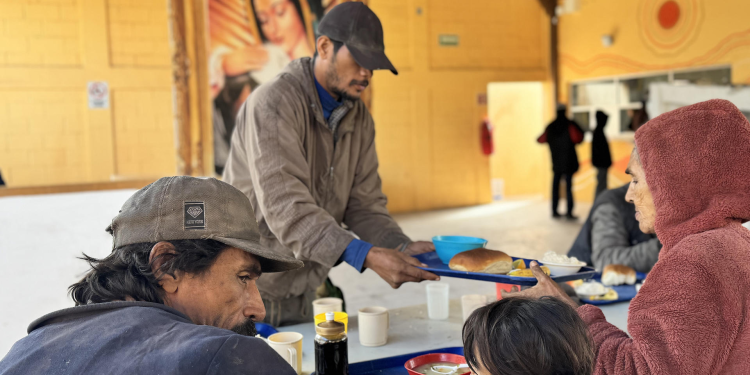 Migrantes continúan su avance hacia la frontera pese a mayor vigilancia y llegada de Trump