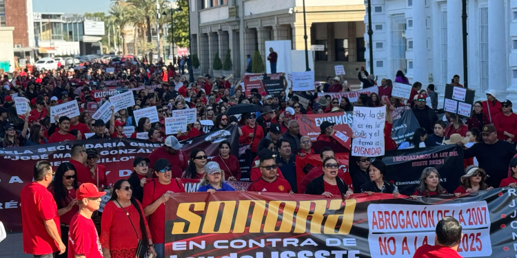 Marchan maestros sonorenses contra la reforma a la Ley del Issste
