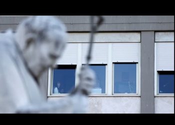 El Vaticano confirma que el papa Francisco “ha salido de la fase más crítica”, aunque sigue con un cuadro clínico complejo