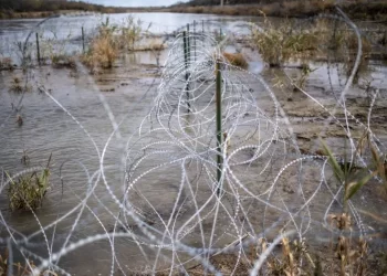 Arizona coloca más alambre de púas en la frontera