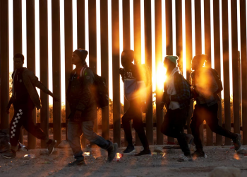 Cruces irregulares de migrantes cayeron 94% en febrero, reporta gobierno de Trump