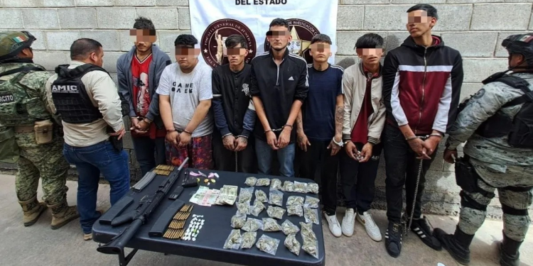 Autoridades aseguran drogas y armas en cateo en Hermosillo: siete detenidos