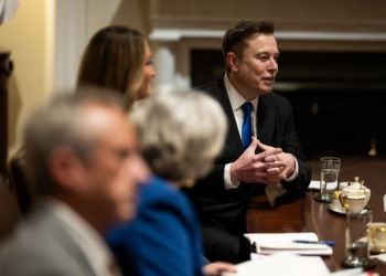 Trump pone límites a la “motosierra” de Elon Musk y la convierte en “bisturí”: le prohíbe despedir empleados