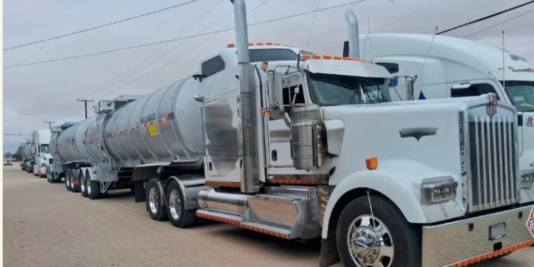 Aseguran 6 camiones que transportaban combustible ilegal en Sonora; recuperan 200 mil litros de hidrocarburos