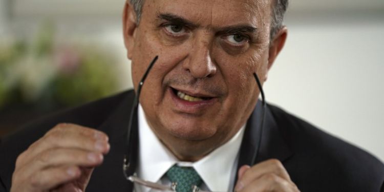 Tras el desplome en Wall Street, Ebrard cree que México se fortalece en la pulseada comercial con Trump