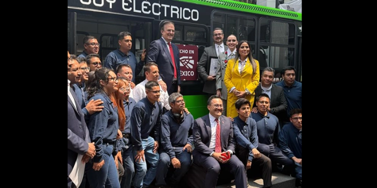 Presenta Ebrard el Taruk, primer autobús eléctrico 100% mexicano