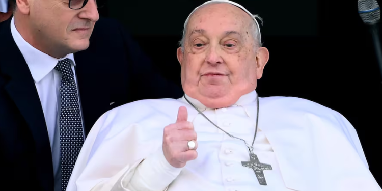 El papa Francisco reaparece dos minutos ante los fieles después de 37 días hospitalizado