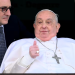El papa Francisco reaparece dos minutos ante los fieles después de 37 días hospitalizado