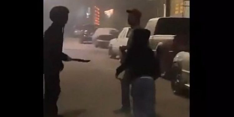Captan a adolescentes golpeando con machetes a varias personas en Hermosillo