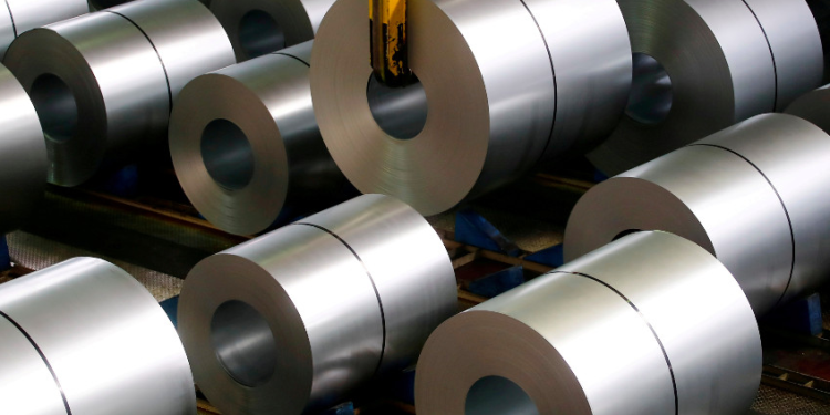 Trump dice que subirá al 50% los aranceles al acero y el aluminio de Canadá