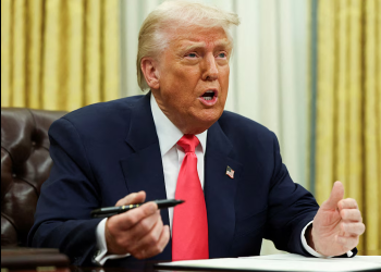 Trump firma orden para suspender temporalmente aranceles a México; 50% de productos seguirán pagando