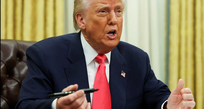 Trump firma orden para suspender temporalmente aranceles a México; 50% de productos seguirán pagando