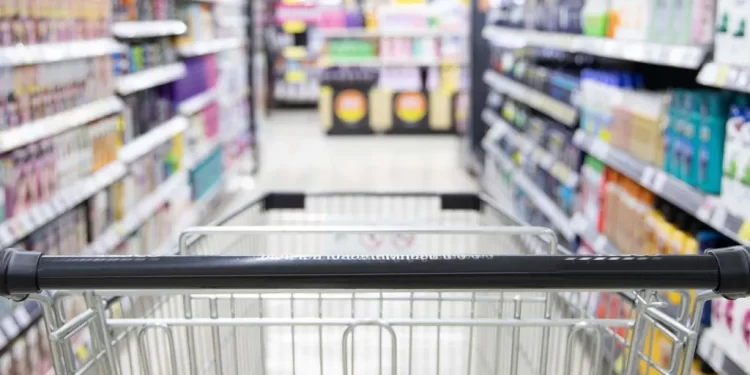 Mujeres Son Detenidas por Cambiar Etiquetas de Precios en Supermercado