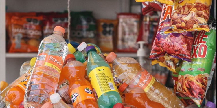 Entra en vigor prohibición de venta de comida chatarra en escuelas de México