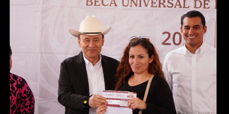 Agradecen padres de familia a Durazo por beca universal