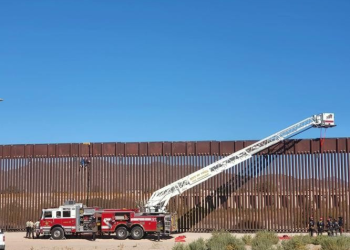 Entrenamiento de rescate en el muro fronterizo