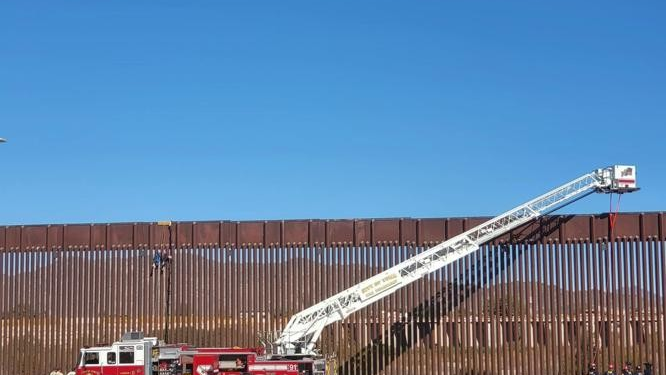 Entrenamiento de rescate en el muro fronterizo