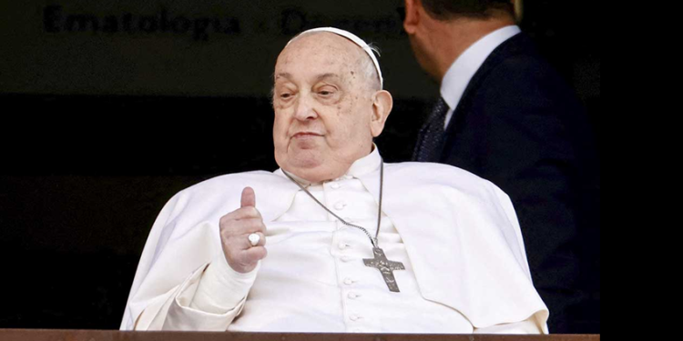 El médico que trató al papa: “Tuvimos que elegir entre dejarlo ir o probar con todo”