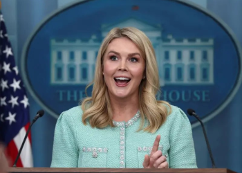 “Si no fuera por EU, los franceses hablarían alemán”: Vocera de la Casa Blanca