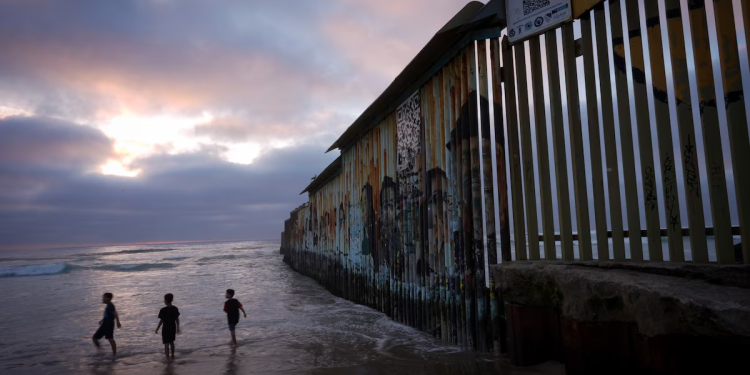 Sheinbaum discrepa sobre ampliación de fronteras físicas: “Hay que construir puentes antes que muros”