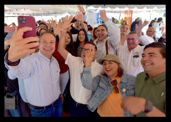 Premia Toño Astiazarán a ganadores del Concurso Salvemos el AguaH