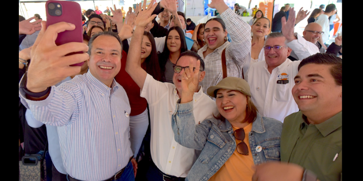 Premia Toño Astiazarán a ganadores del Concurso Salvemos el AguaH