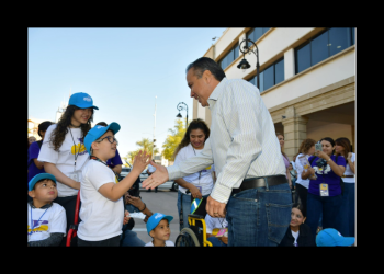 Conviven Toño Astiazarán y Patty Ruibal con niñas y niños de club Teletón
