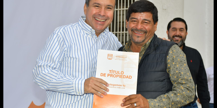 Apoya Toño Astiazarán a familias con títulos de propiedad de sus viviendas