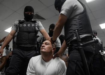 Encadenados y rapados, EU envía a El Salvador a 238 miembros del Tren de Aragua