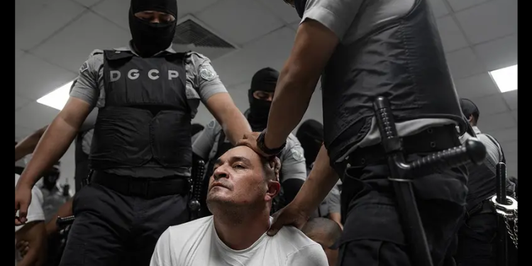 Encadenados y rapados, EU envía a El Salvador a 238 miembros del Tren de Aragua