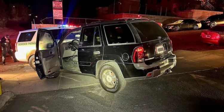 Detienen a ‘pollero’ con dos migrantes cerca de la frontera de Nogales; tiene 16 años