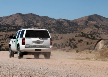 ¡Persecución en el desierto! Detienen a cinco migrantes tras intento de cruce