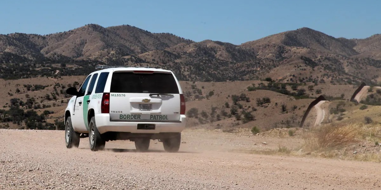 ¡Persecución en el desierto! Detienen a cinco migrantes tras intento de cruce