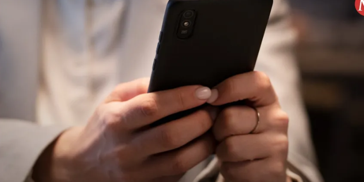 Si viajas a EE.UU., te pueden revisar tu celular o computadora. ¿Por qué lo hacen y qué debes saber?