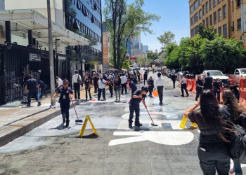 Captan a trabajadores del Senado borrando fichas de búsqueda pegadas por madres buscadoras; activistas acusan trato “cruel”
