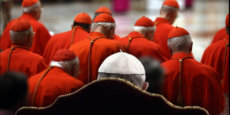 ¿Quién es el cardenal camarlengo que ‘queda al frente’ del Vaticano tras muerte del papa Francisco?
