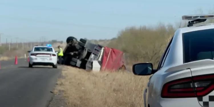 Vehículo de Carga Volcó en Carretera a La Colorada; Transportaba 10 Mil Litros de Gasolina