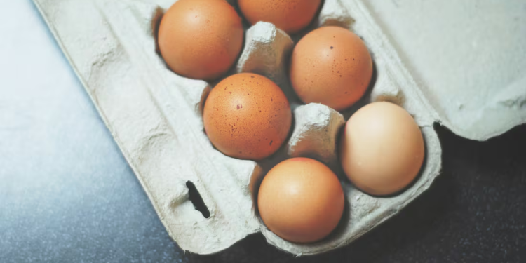 ¿Un omelet? Precio del huevo sube a máximos históricos en EU; se dispara hasta más de 6 dólares