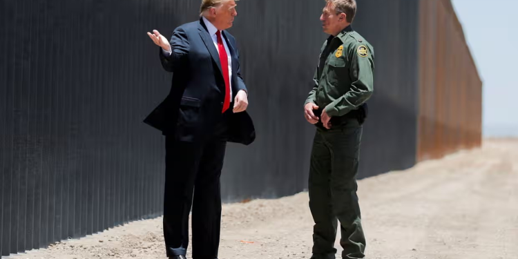 Acusan a Trump de “encubrimiento” por la muerte de un hombre golpeado por agentes de EE.UU.