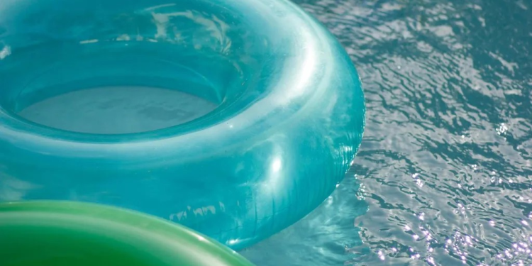 Rescatan a Familia en Inflables Arrastrados por la Corriente en Playa de Sonora