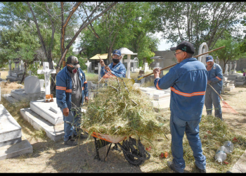Trabaja Gobierno municipal en limpieza de panteones para recibir a visitantes el Día de las Madres