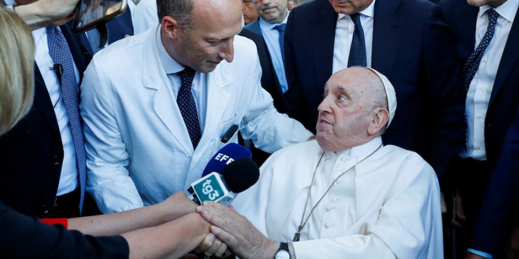 El médico del papa Francisco describió sus últimos minutos: “Tenía los ojos abiertos pero no respondía, no había nada que hacer”