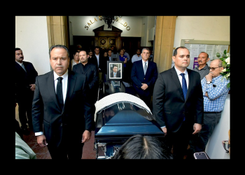 Dan el último adiós a Casimiro Navarro; municipio rinde homenaje póstumo con guardia de honor en palacio