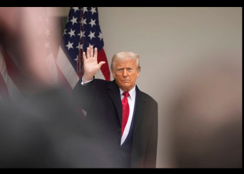 Aprobación de Trump cae al 43%, la más baja desde que volvió al poder: sondeo